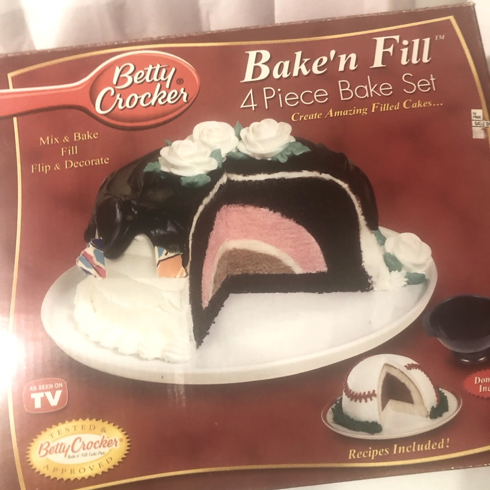 Betty Crocker 4-peice bake ‘n fill bake set. New in box.